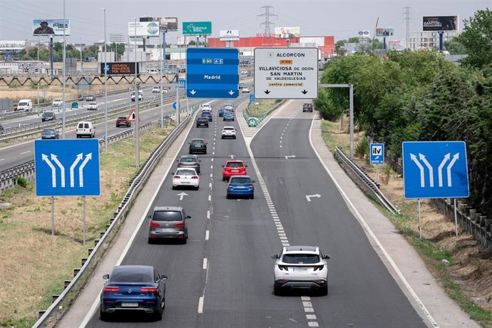 Varios coches circulan durante la operación salida de verano 2024, en la autovía A5, a 28 de junio de 2024, en Madrid (España). La Dirección General de Tráfico (DGT) prevé más de 94 millones de desplazamientos de largo recorrido por carretera en los meses