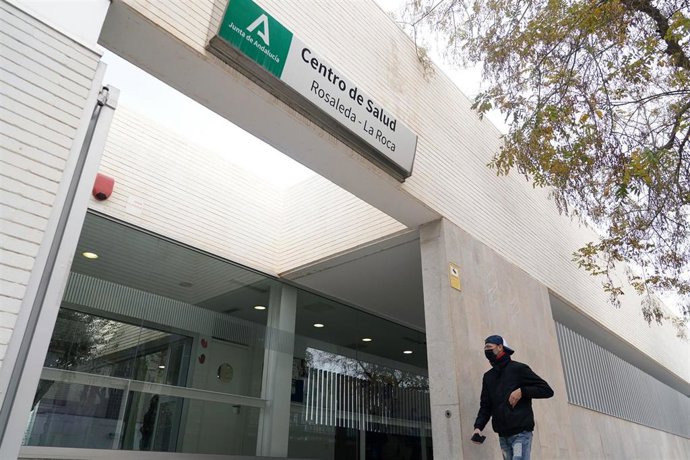 Archivo - Varias personas utilizan la mascarilla en un centro de salud. A 10 de enero de 2024, en Málaga (Andalucía, España). 