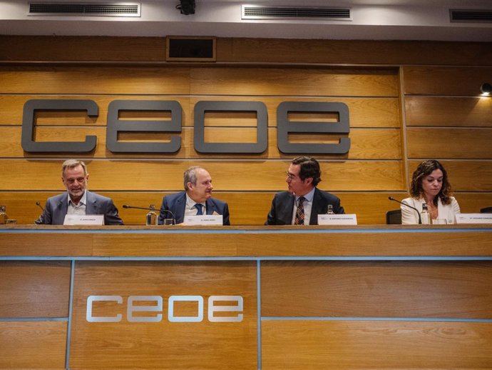  El ministro de Industria y Turismo, Jordi Hereu,  el presidente de CEOE, Antonio Garamendi, la secretaria de Estado de Turismo, Rosario Sánchez,y el presidente del Consejo de Turismo de CEOE, Juan Cierco.