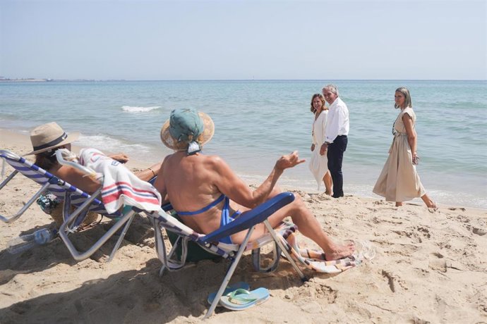 La alcaldesa de València visita las playas del Saler, que reabren a los bañistas tras retrarse el vertido de hidrocarburos