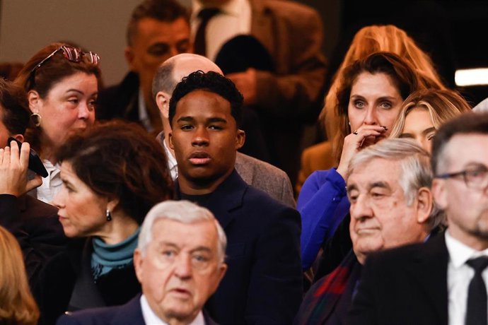 Archivo - El delantero brasileño Endrick en el palco del Santiago Bernabéu durante su visita al Real Mdarid a finales de 2023