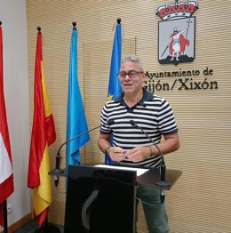El concejal del Grupo Municipal Socialista del Ayuntamiento de Gijón Ramón Tuero, en rueda de prensa en el Consistorio gijonés.