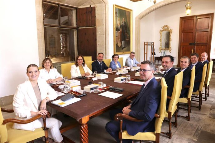 La presidenta del Govern, Marga Prohens, y los miembros del nuevo Consell de Govern en su primera reunión.