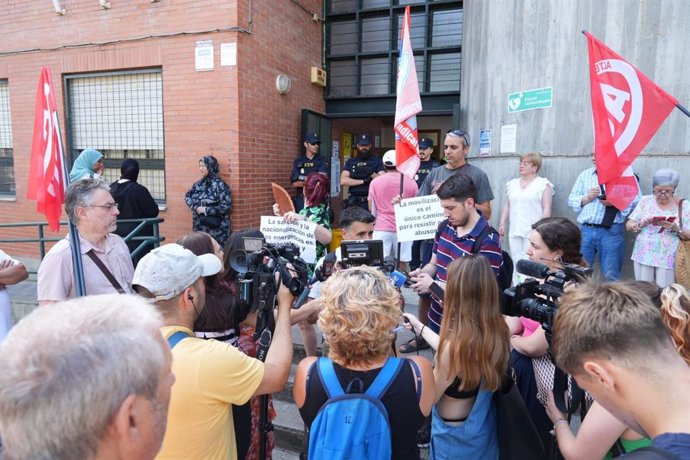 Barrios Hartos se encierra en la sede del distrito Cerro-Amate en protesta por los cortes de luz.