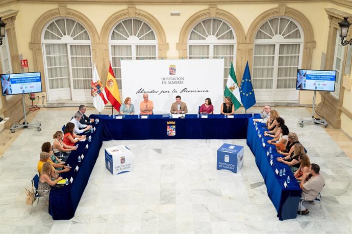 Firma del convenio colectivo de la Diputación de Almería.