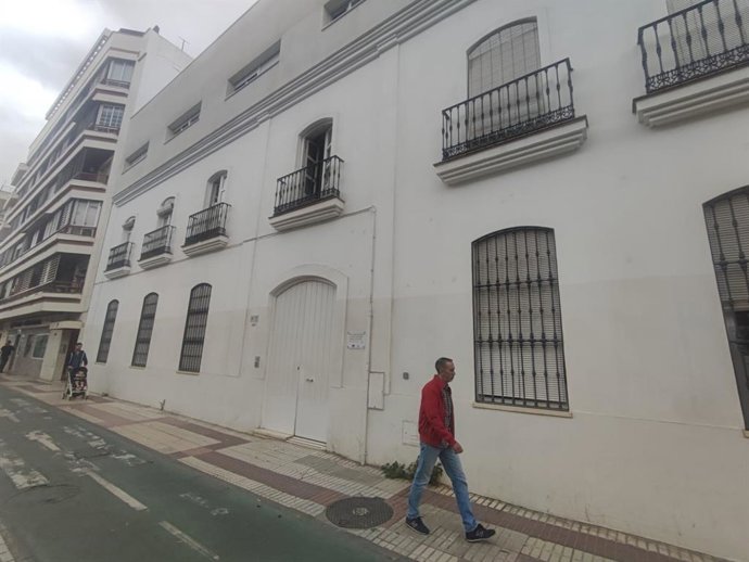 Una persona pasa por delante de la promoción de viviendas de la Junta de Andalucía en los Jardines del Valle.