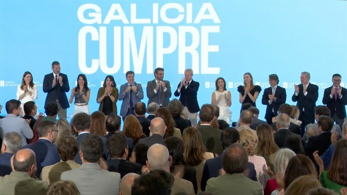 El presidente de la Xunta, Alfonso Rueda, y los miembros de su gobierno en el acto por los 100 primeros días.