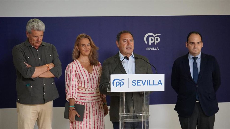 El presidente del PP de Sevilla, Ricardo Sánchez, y los diputados nacionales del PP provincial, Sol Cruz-Guzmán, Ricardo Tarno y Rafael Belmonte.
