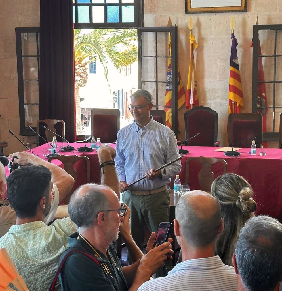 El nuevo alcalde de Ciutadella, Lloren Ferrer, con la vara de mando municipal tras aprobarse la moción de censura.