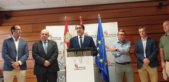 El consejero de Medio Ambiente, Vivienda y Ordenación del Territorio, Juan Carlos Suárez-Quiñones, en atención a medios tras firma de un convenio