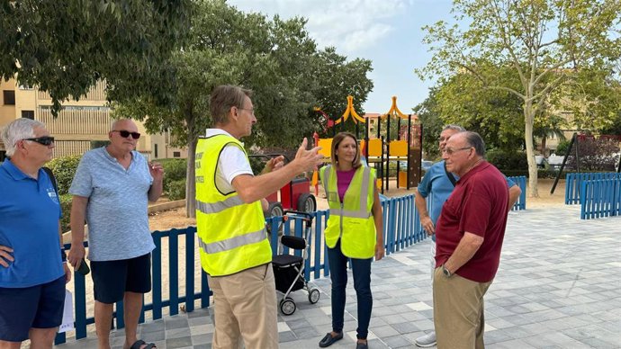 La regidora de Infraestructuras del Ayuntamiento de Palma, Belén Soto, junto al coordinador del área, Juanjo Lemm, y representantes de los vecinos de la plaza de sa Indioteria, con las obras de mejora.