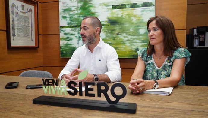 El alcalde de Siero, Ángel García, y la concejala de Políticas Sociales y Atención a las Personas, María José Fernández, en rueda de prensa.