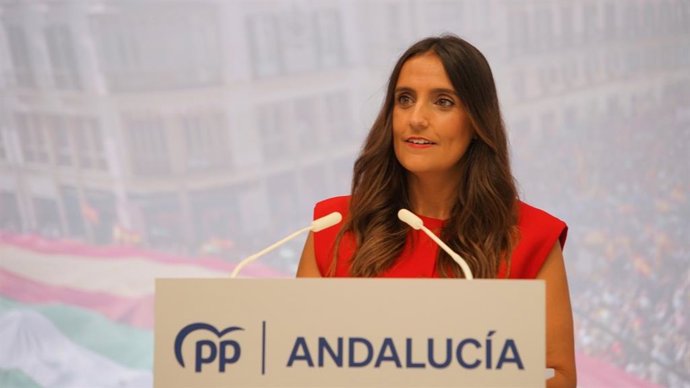 La vicesecretaria de Sanidad, Juventud, Igualdad y Bienestar Social del PP-A, Beatriz Jurado, en rueda de prensa.