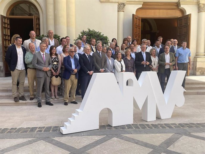 Foto de familia del presidente del Gobierno de Aragón, Jorge Azcón, y los consejeros Octavio López, Manuel Blasco y Roberto Bermúdez de Castro con los alcaldes de los 38 municipios turísticos donde se construirá vivienda para trabajadores.