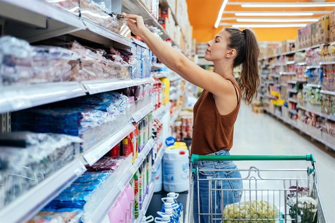 Archivo - Una mujer comprando