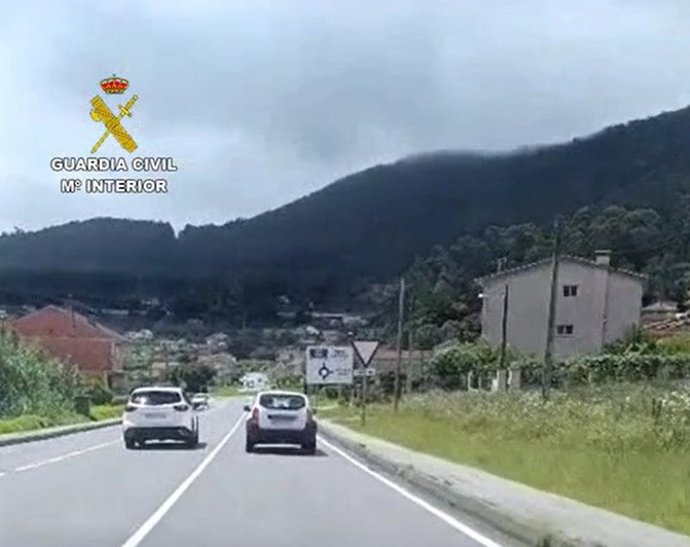 Imagen del vehículo adelantando en línea continua.