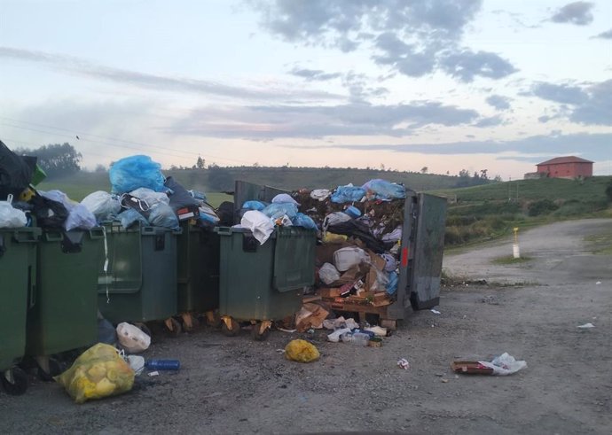 Contenedores durante la huelga de de basuras en El Brusco