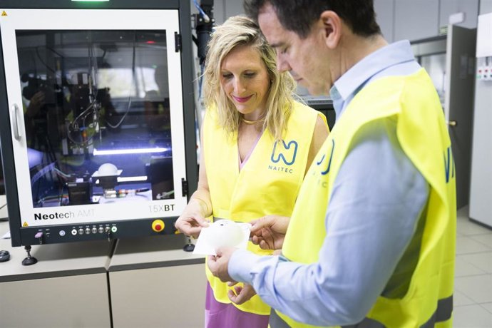 El consejero de Industria y de Transición Ecológica y Digital Empresarial del Gobierno de Navarra, Mikel Irujo; y la consejera de Universidad, Innovación y Transformación Digital, Patricia Fanlo, visitan sede del centro tecnológico NAITEC.