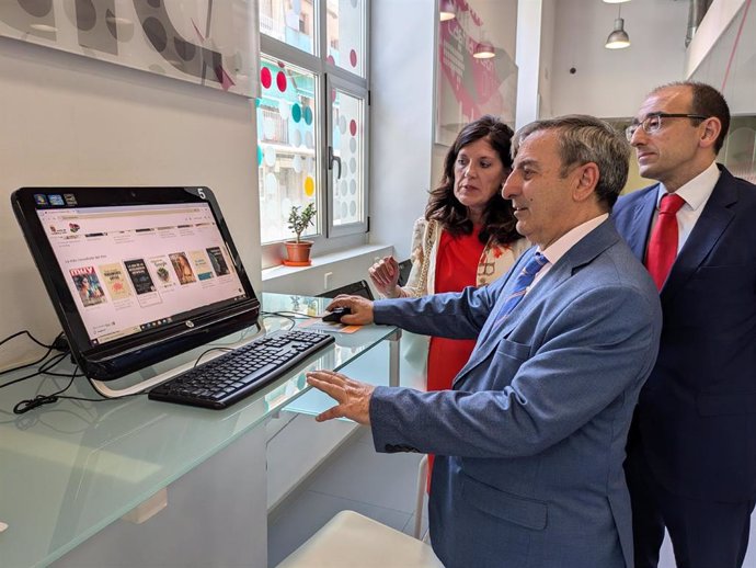 El consejero de Transformación Digital, Sanz Merino, maneja un ordenador del Espacio CyL Digital de Segovia, en presencia del director Territorial del Banco Santander en la región, Francisco Javier Clavo