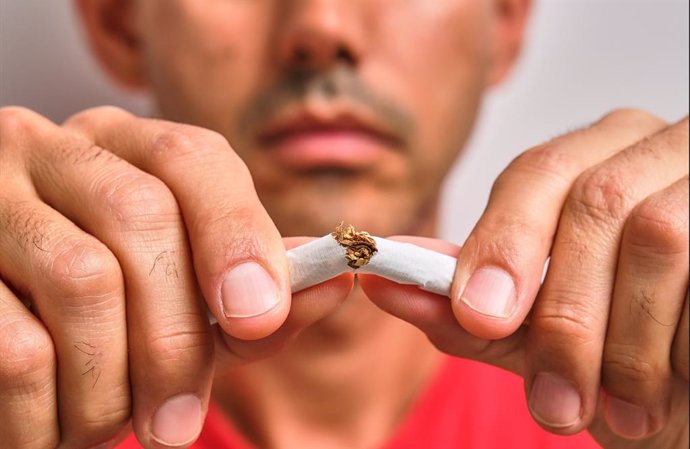 Archivo - Imagen de archivo de un hombre rompiendo un cigarro.