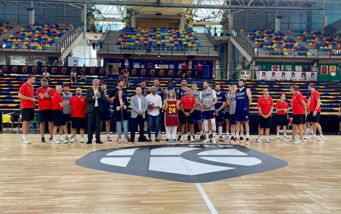 Guarinos recibe la camiseta de la Selección Española de Baloncesto que guardará "como oro en paño"