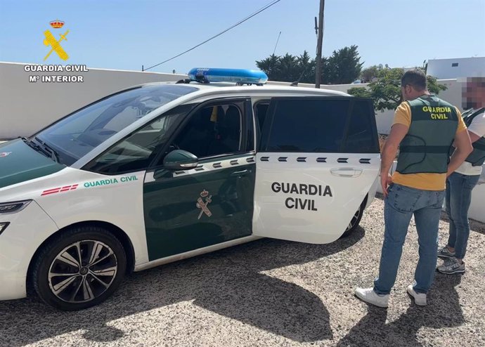 Coche y agentes de Guardia Civil