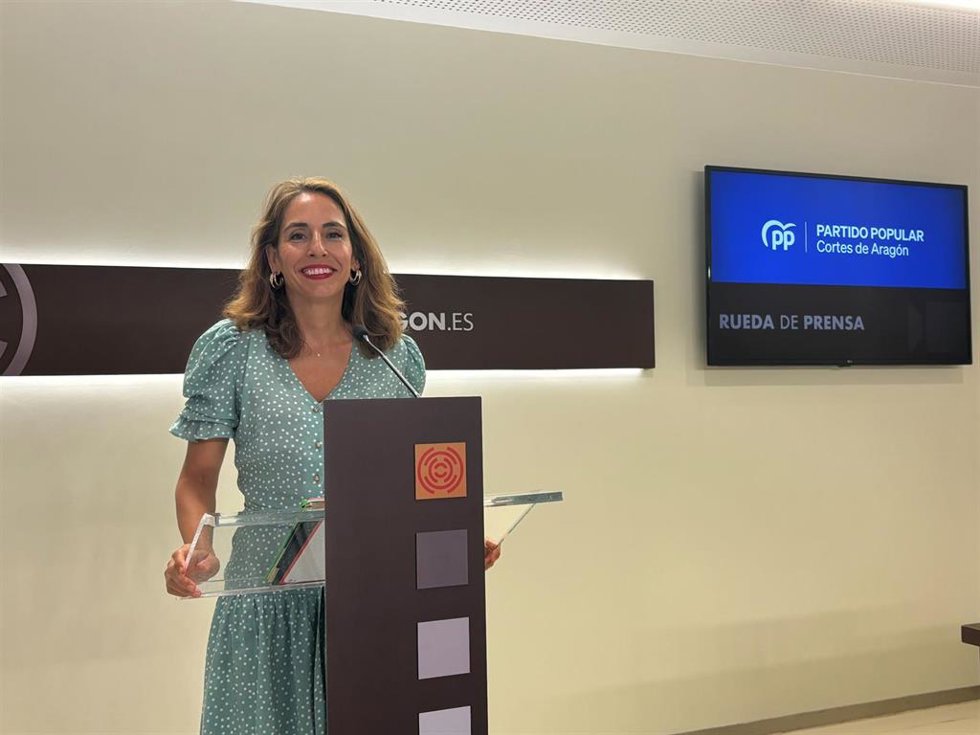 La portavoz adjunta del PP en las Cortes de Aragón, María Navarro, en rueda de prensa.