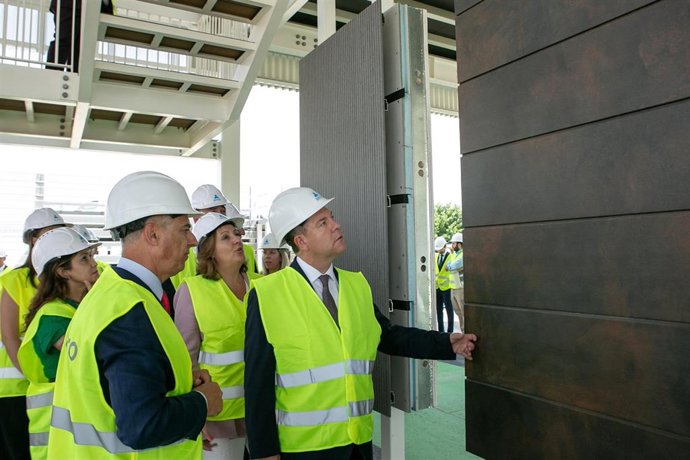 El presidente de C-LM, Emiliano García-Page, durante su visita a ANRO en Tomelloso.