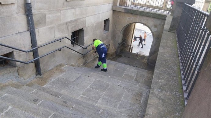 Los equipos de limpieza de Vitoria-Gasteiz inician el operativo especial para las fiestas de Santiago y La Blanca