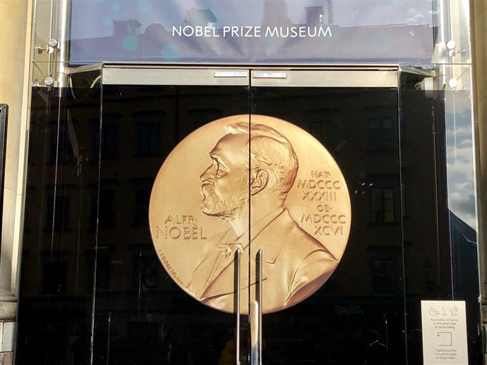 Archivo - 04 October 2019, Sweden, Stockholm: A Nobel Prize medal depicting Alfred Nobel adorns the door of the Nobel Prize Museum. 