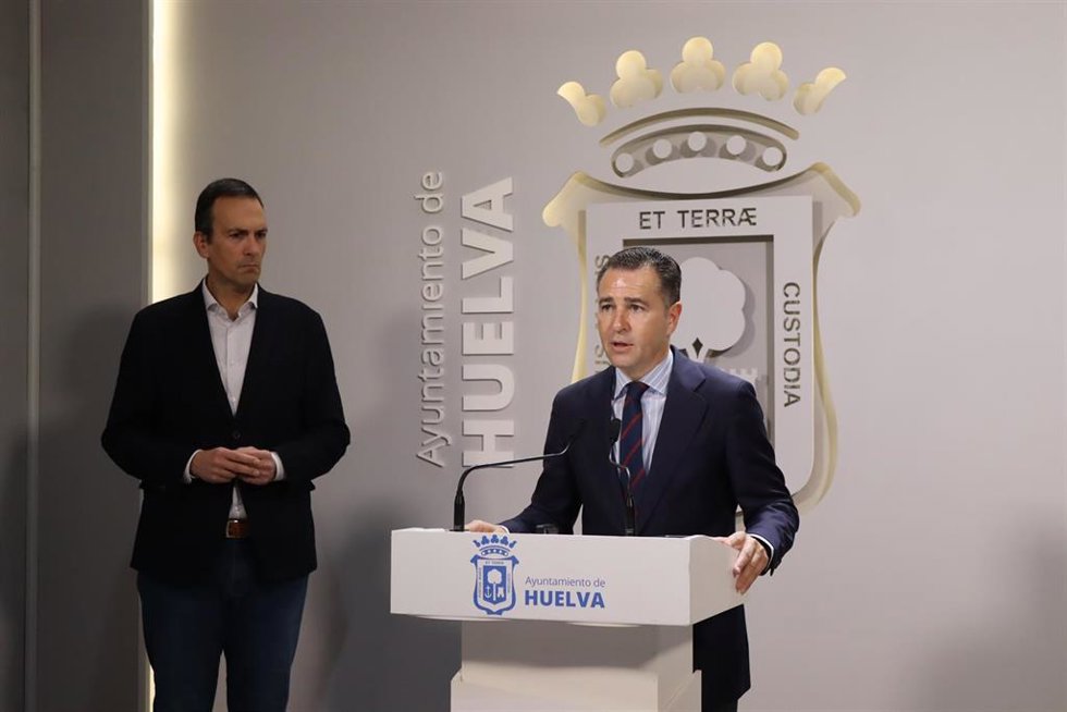 Archivo - El primer teniente alcalde, concejal de Urbanismo y Medio Ambiente y portavoz del Gobierno del Ayuntamiento de Huelva, Felipe Arias, y el teniente de alcalde de Economía y Hacienda, Francisco Muñoz, en una imagen de archivo.