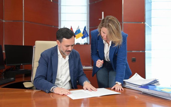 El vicepresidente del Cabildo de Tenerife, Lope Afonso, y la consejera de Comercio, Krysten Martín
