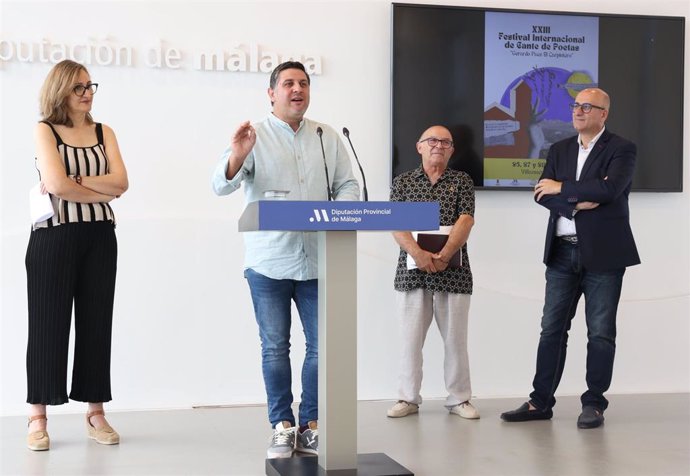 El vicepresidente y diputado de Cultura, Manuel López Mestanza, junto al alcalde de Villanueva de Tapia, Dionisio Aguilera, y Yapci Bienes, artista improvisador de las Islas Canarias, durante la presentación del 23 Festival de Cante de Poetas