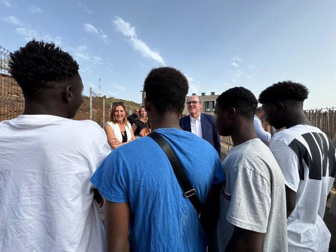 El Dedensor del Pueblo, Ángel Gabilondo, en una visita al centro de menores migrantes de Hoya Fría