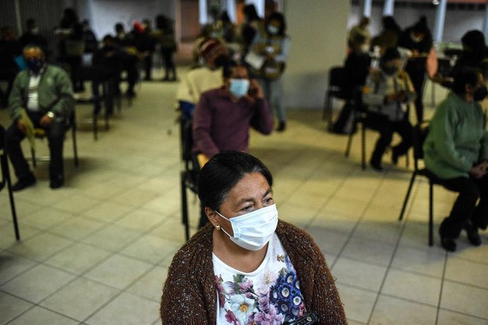 Archivo - 13 March 2021, Mexico, Xalapa: People wait their turn to receive the COVID-19 vaccine at a vaccination clinic. 
