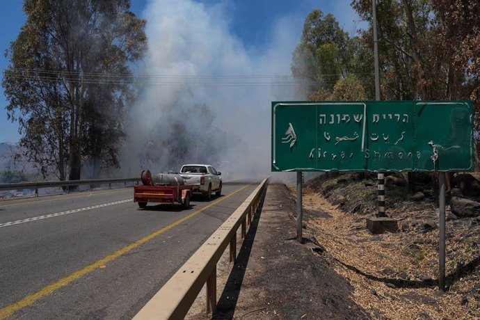 Columnas de humo en el norte de Israel tras un ataque con proyectiles por parte del partido-milicia chií Hezbolá desde el sur de Líbano (archivo)