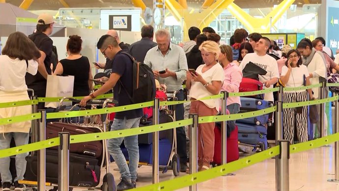 El "caos" y la "desinformación" en los aeropuertos españoles desesperan a los pa