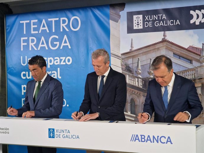 López, Rueda y Botas durante la firma de la venta del Cine Fraga.