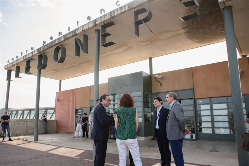 El presidente del Parlament, Josep Rull, y la consellera de Justicia en funciones, Gemma Ubasart, durante una visita a la prisión de Lledoners, a 19 de julio de 2024, en Sant Joan de Vilatorrada, Barcelona, Catalunya (España).
