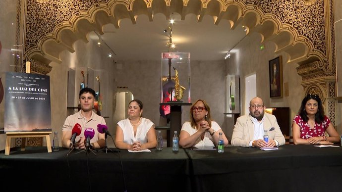 Los cineastas manchegos Carlos y Roberto Valle, nominados al Goya por "Nacer", han presentan esta mañana "A la luz del cine"