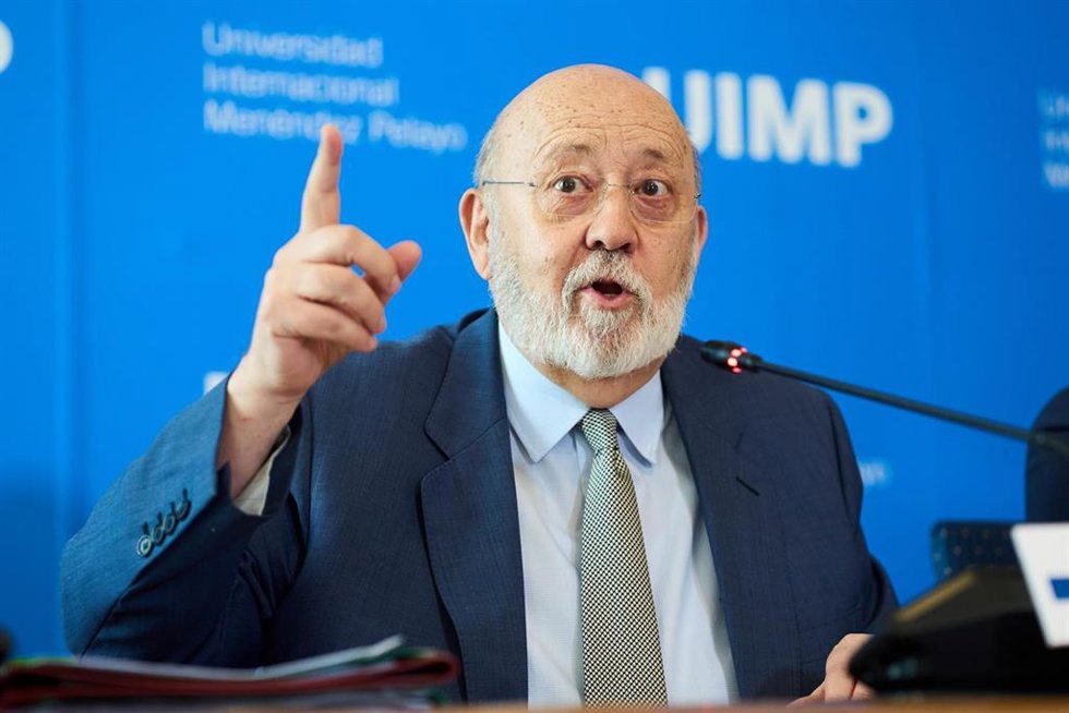 El presidente del Centro de Investigaciones Sociológicas (CIS), José Félix Tezanos, imparte el curso Estructura y cambios sociales en la España actual, durante los Cursos de Verano de la Universidad Internacional Menéndez Pelayo (UIMP), a 18 de julio 