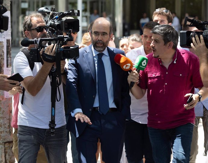 El vicerrector de Planificación, Coordinación y Relaciones Institucionales de la Universidad Complutense de Madrid (UCM), José María Coello, a su salida de los juzgados de Plaza Castilla.