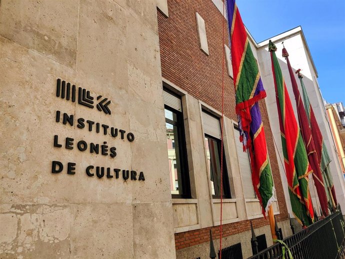 Pendones frente a la sede del Instituto Leonés de Cultura.