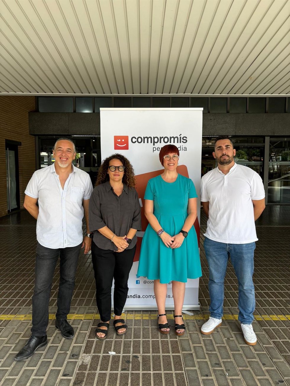 La portavoz de Compromís en el Ayuntamiento de Gandia, Alícia Izquierdo (segunda izq) y la diputada de la coalición valencianista en el Congreso gueda Micó