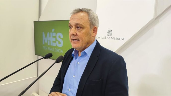 Archivo - El portavoz de MÉS per Mallorca en el Consell de Mallorca, Jaume Alzamora, en rueda de prensa.