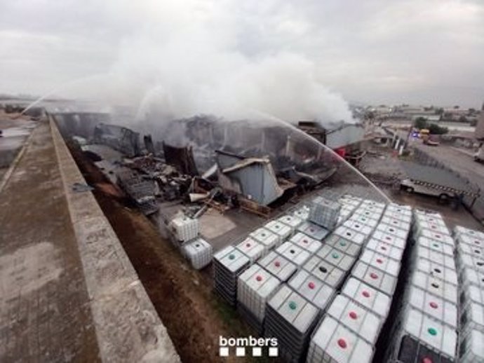 Els Bombers de la Generalitat en l'incendi de Polinyà (Barcelona)