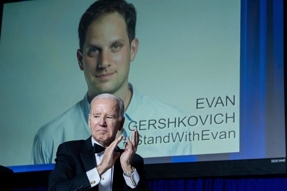 Archivo - El presidente de Estados Unidos, Joe Biden, frente a una pantalla en la que aparece el rostro del periodista estadounidense Evan Gershkovich, condenado en Rusia a 16 años de prisión por espionaje