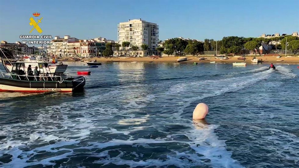 La Guardia Civil lleva a cabo un dispositivo de control de documentación de embarcaciones de pesca y recreativas en la costa de Huelva.