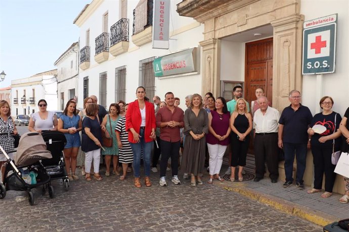 Ana Maria Romero (centro) a las puertas de las Urgencias de Bujalance.