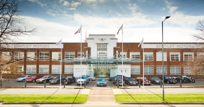Entrada delantera del edificio antes de la construcción